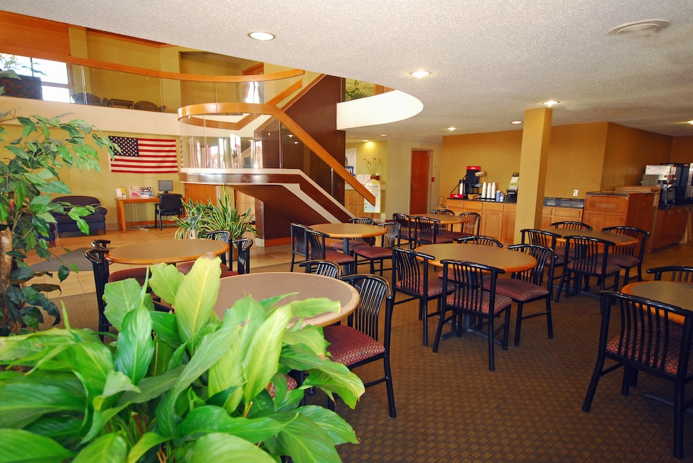Days Inn & Suites By Wyndham Northwest Indianapolis 27/40