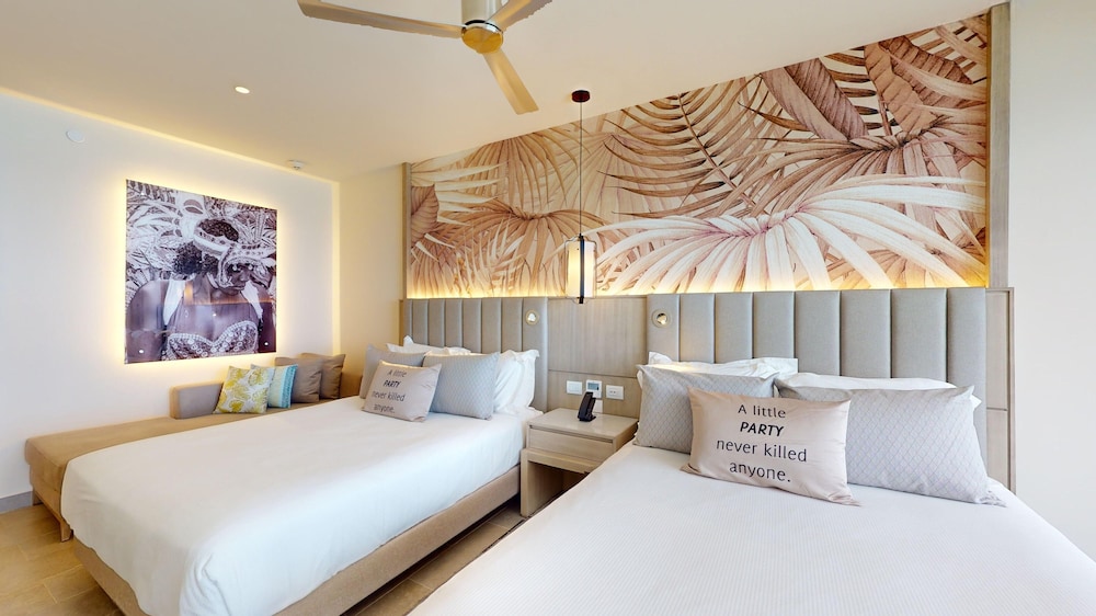 Diamond Club, Luxury, 2 Queen Beds, Beach Front