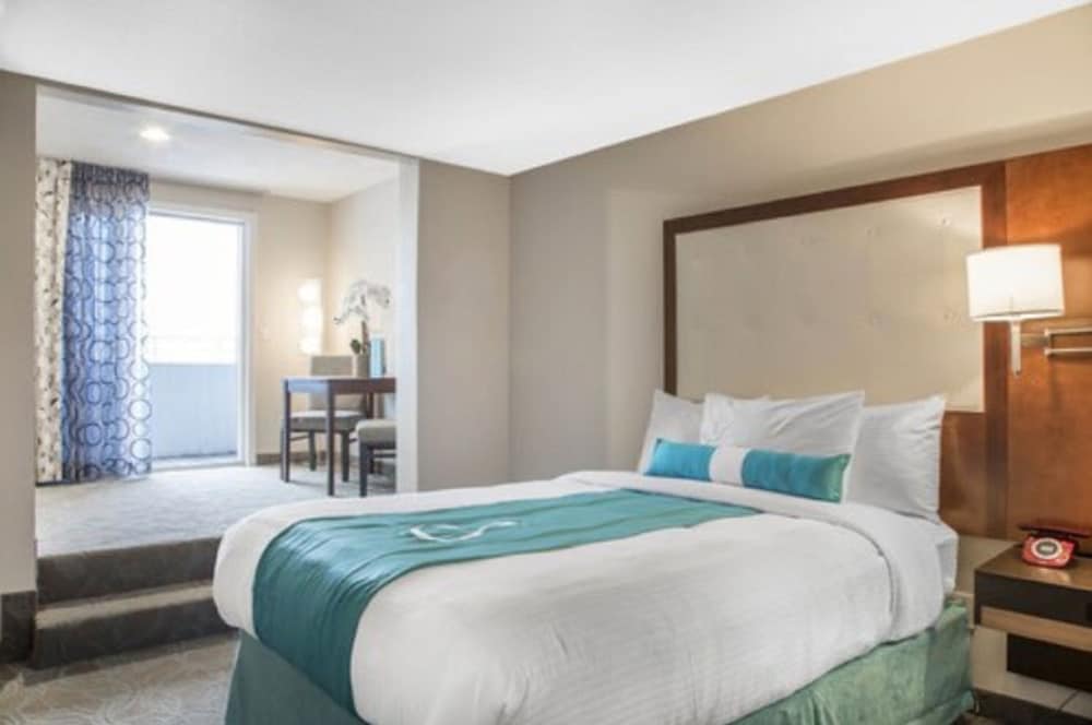 Aqua Blue Hotel & Conference Center 33/61