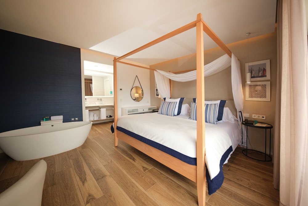 Vip, Suite, King Bed, Sea View, Sofa, Living Area, Balcony