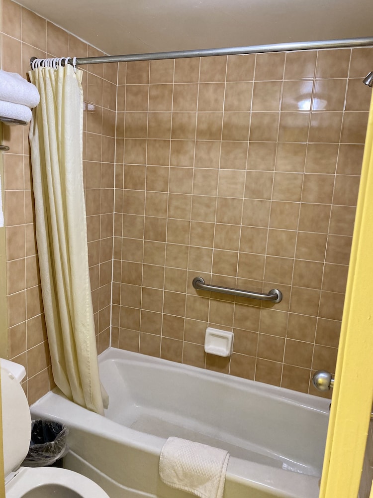 Red Roof PLUS+ & Suites Virginia Beach - Seaside 21/45