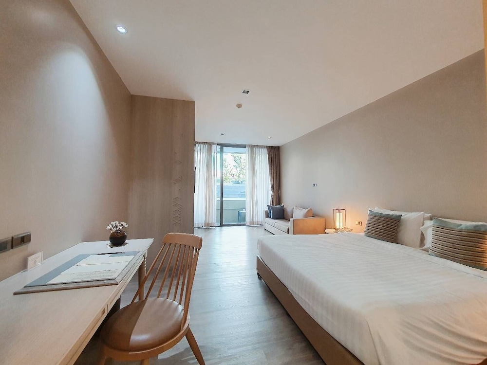 Deluxe, King Bed, Pool Access