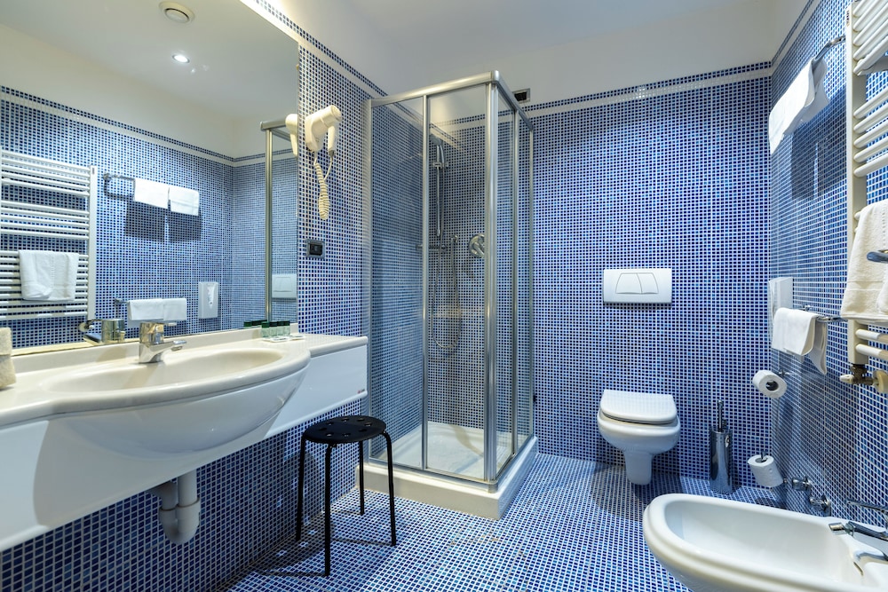 Aston Hotel 37/42