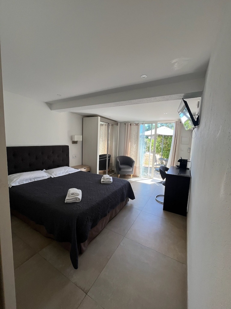 ROOM, DOUBLE BED