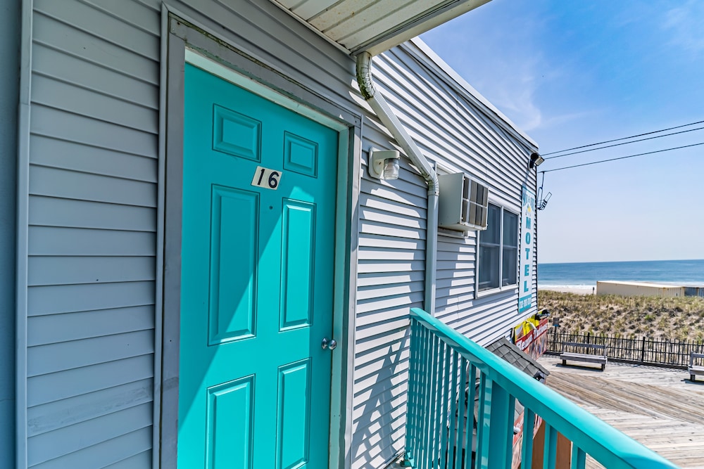 Boardwalk Sand & Surf Inn Oceanfront 6/55