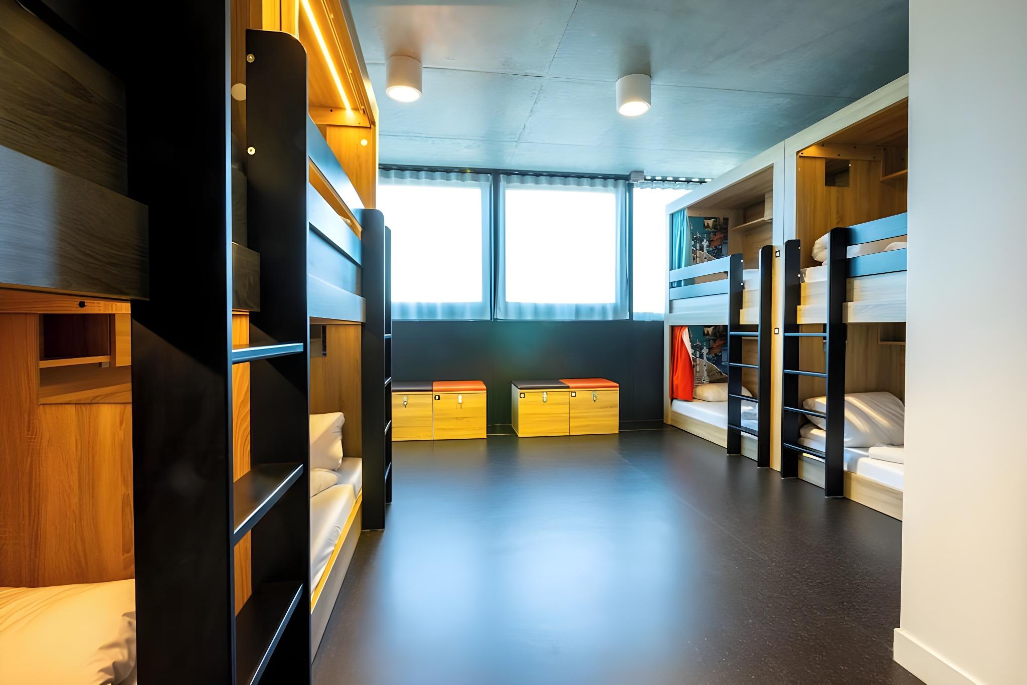 PRIVATE, MIXED DORM, 8 PEOPLE, SHARED BATHROOM
