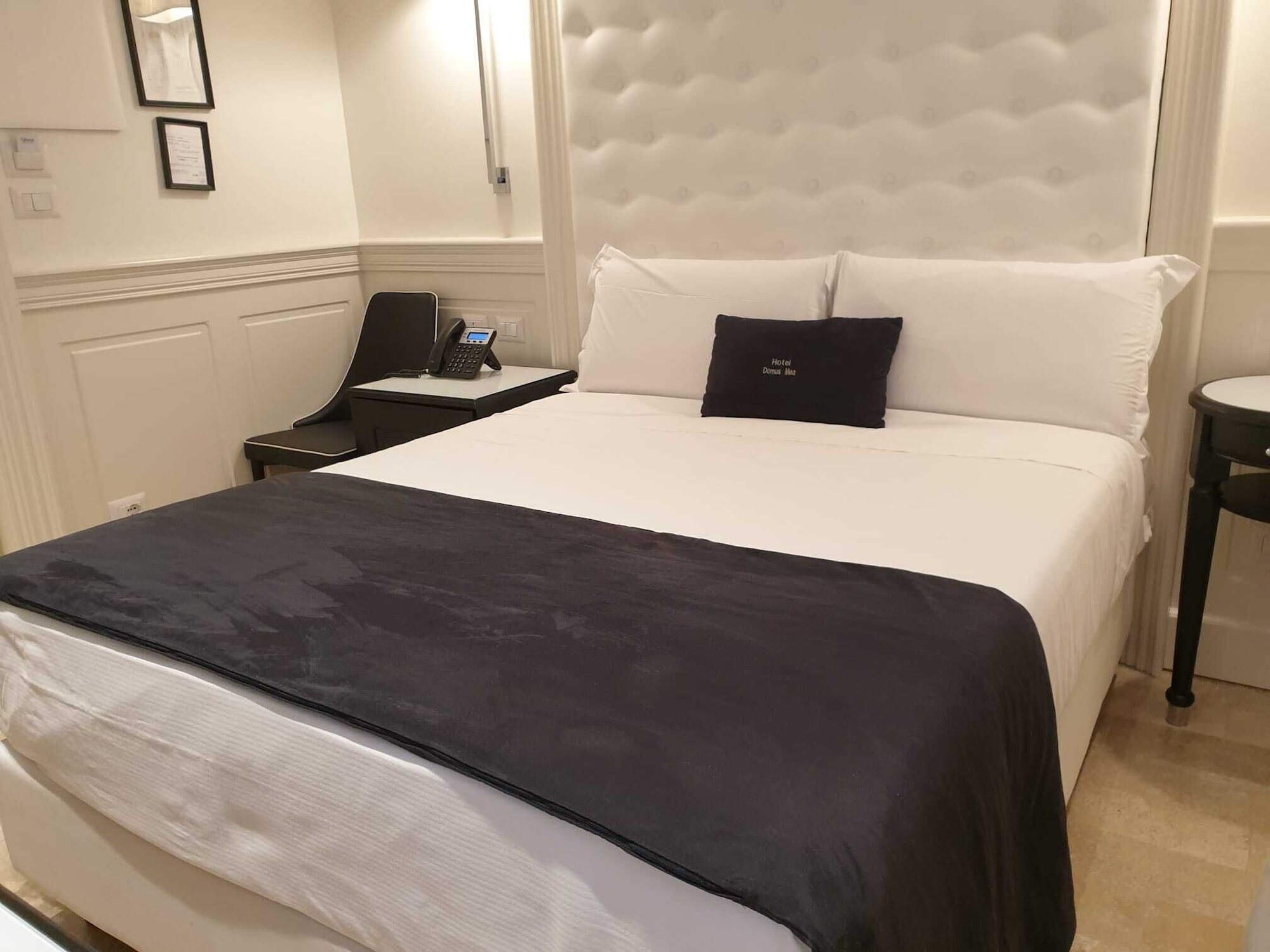 ROOM, SINGLE