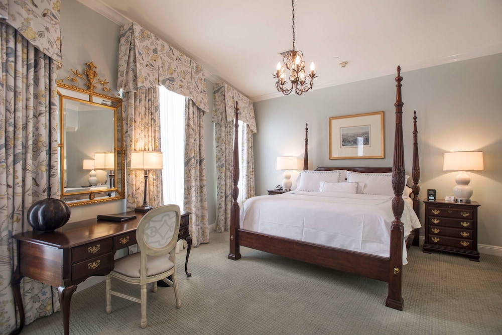 SUPERIOR, KING BED, LIVING AREA