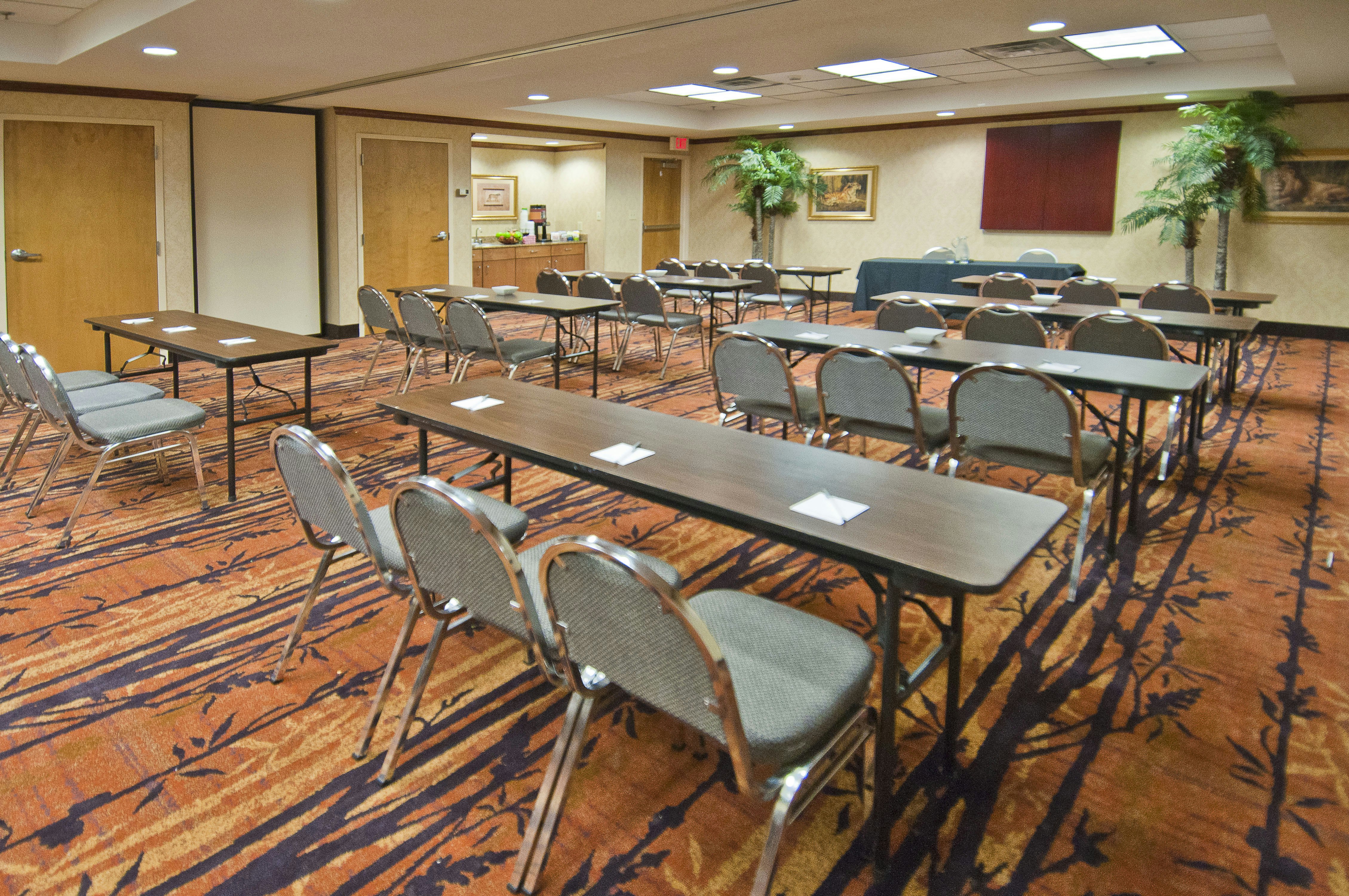 Hampton Inn Canton 48/56