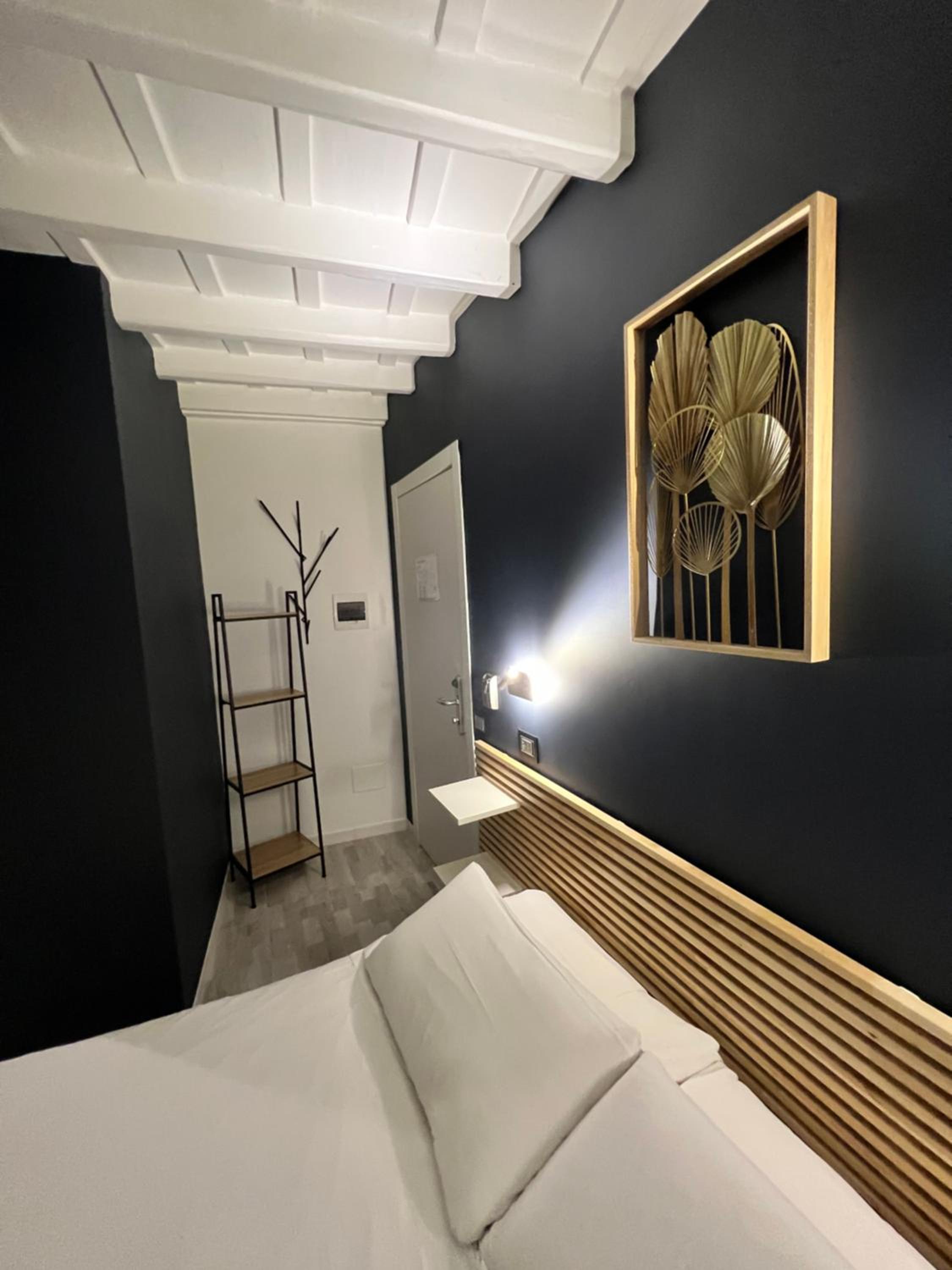 ROOM, DOUBLE BED