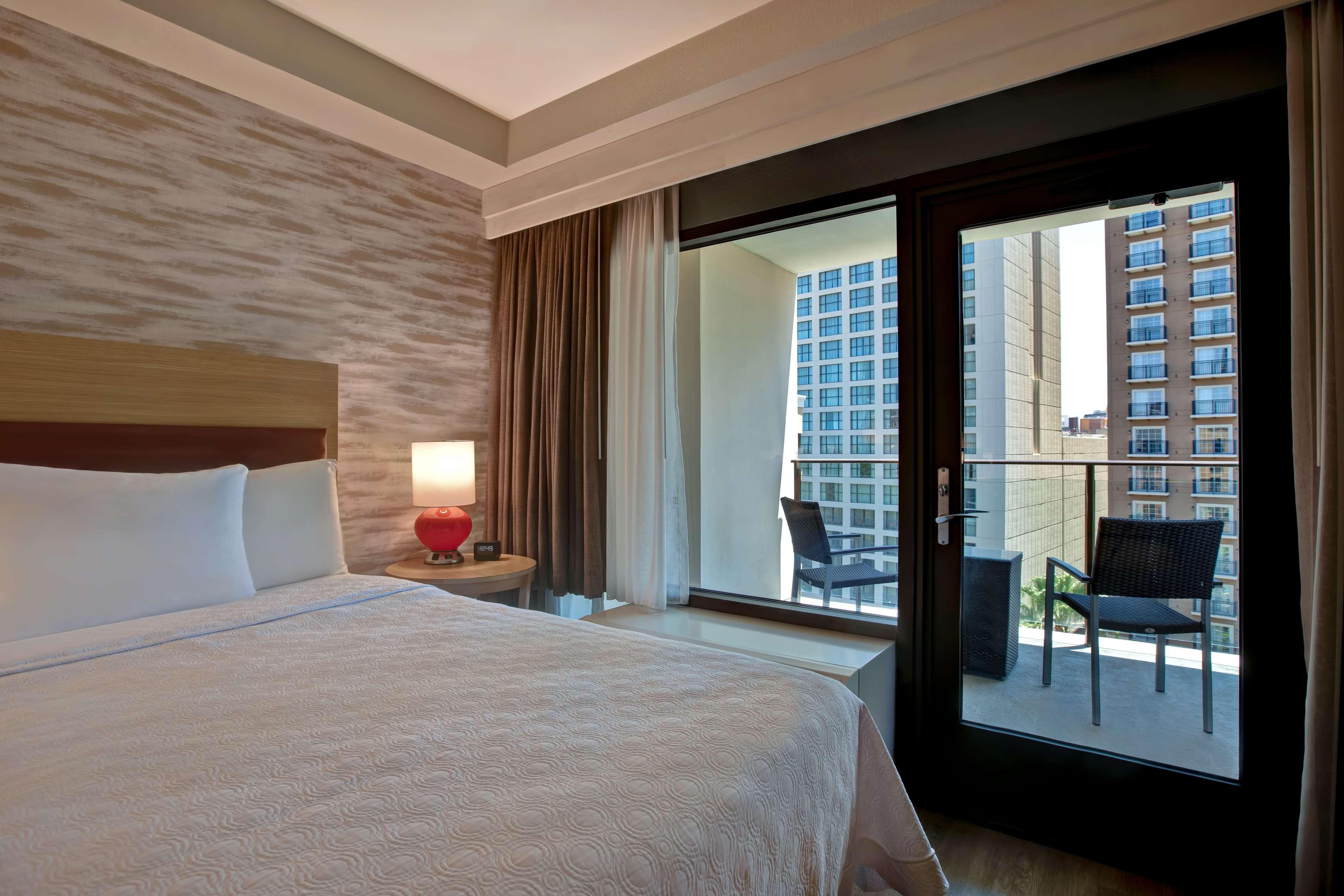 STUDIO, QUEEN BED, RIVER VIEW, BALCONY