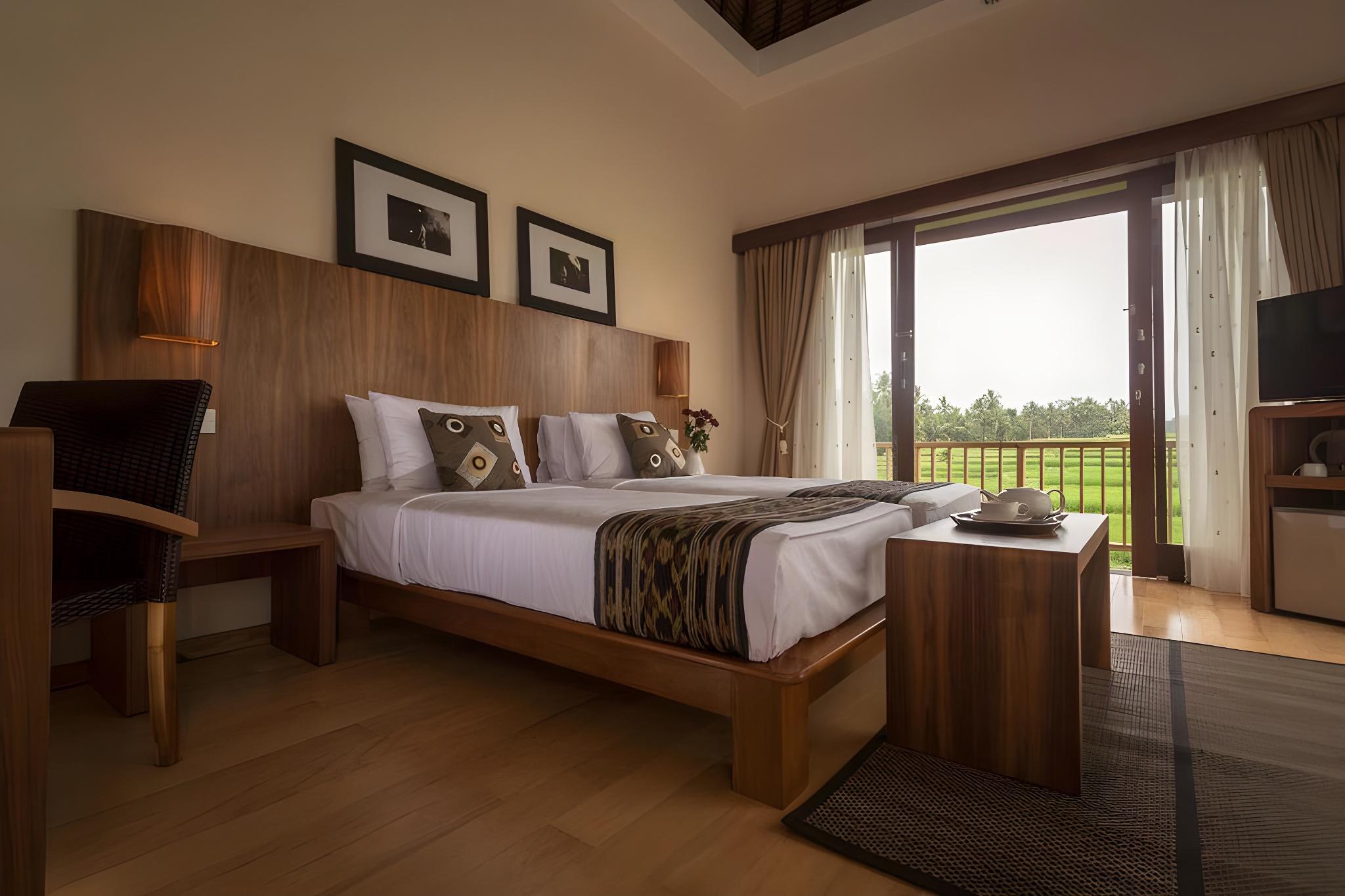 Deluxe, Pavilion, 1 King and 1 Single Beds