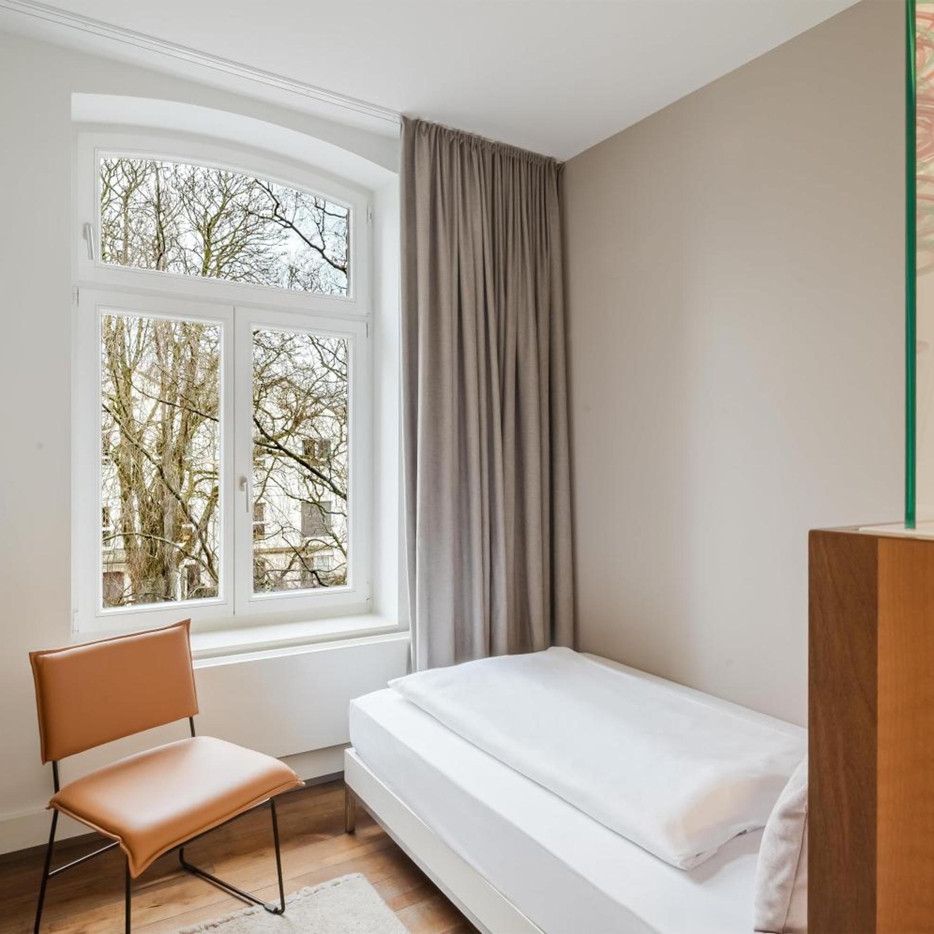 Courtyard, Economy, Single