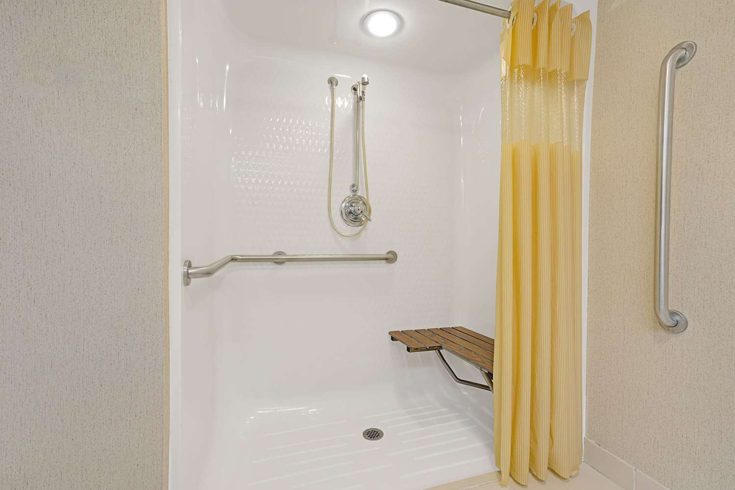 Days Inn by Wyndham Eagan Minnesota Near Mall of America 25/26
