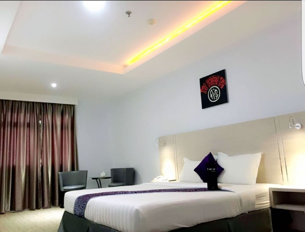 89 Hotel 33/86