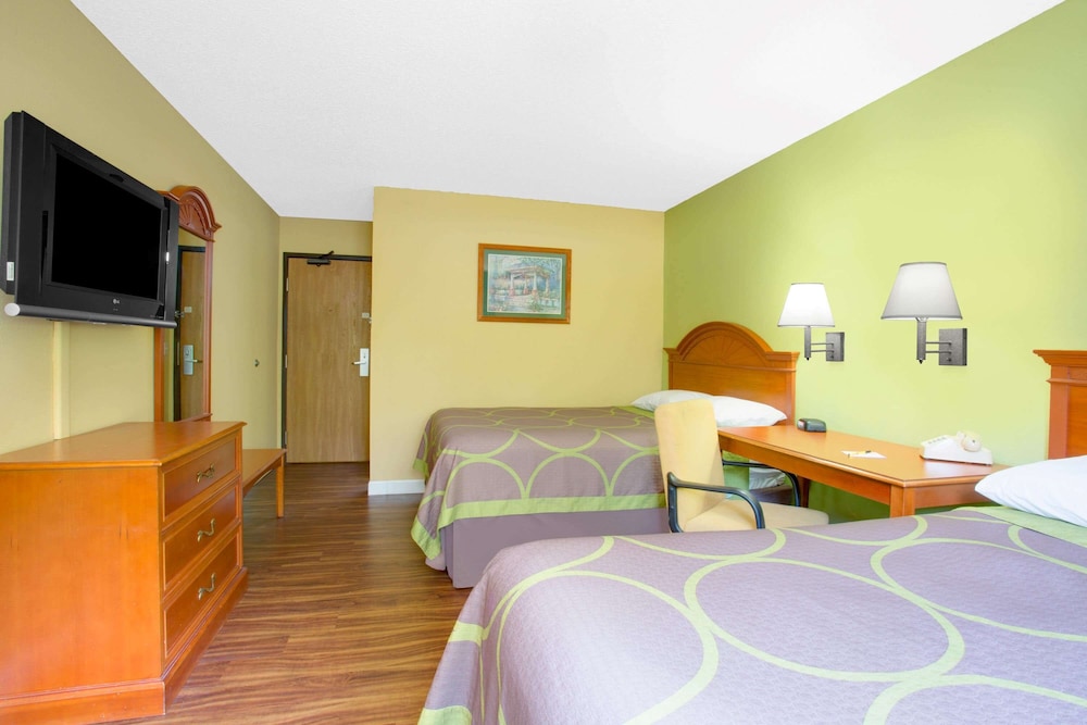 Super 8 by Wyndham Gainesville I-75 Hospital/University Area 15/25