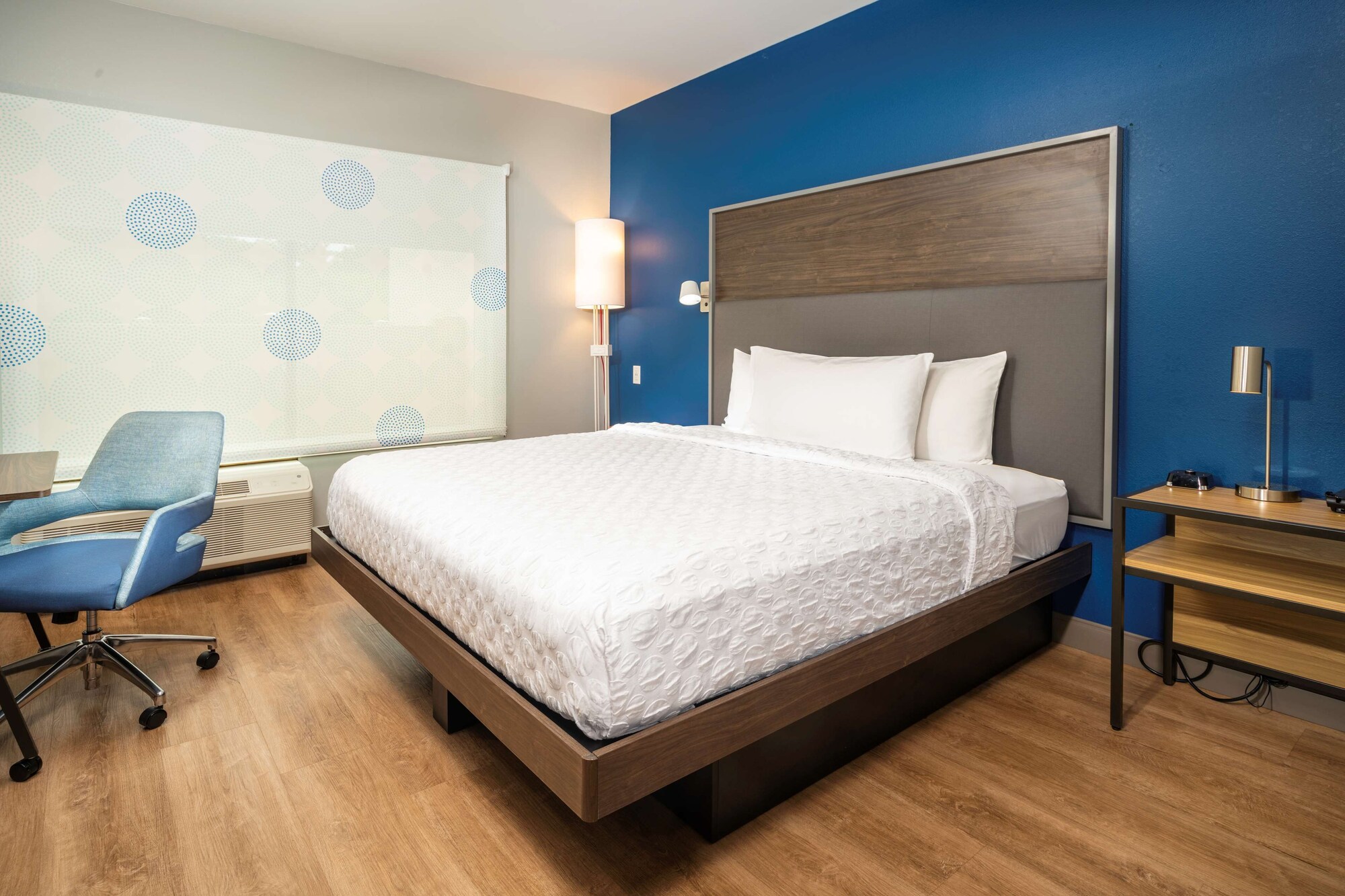 ROOM, KING BED