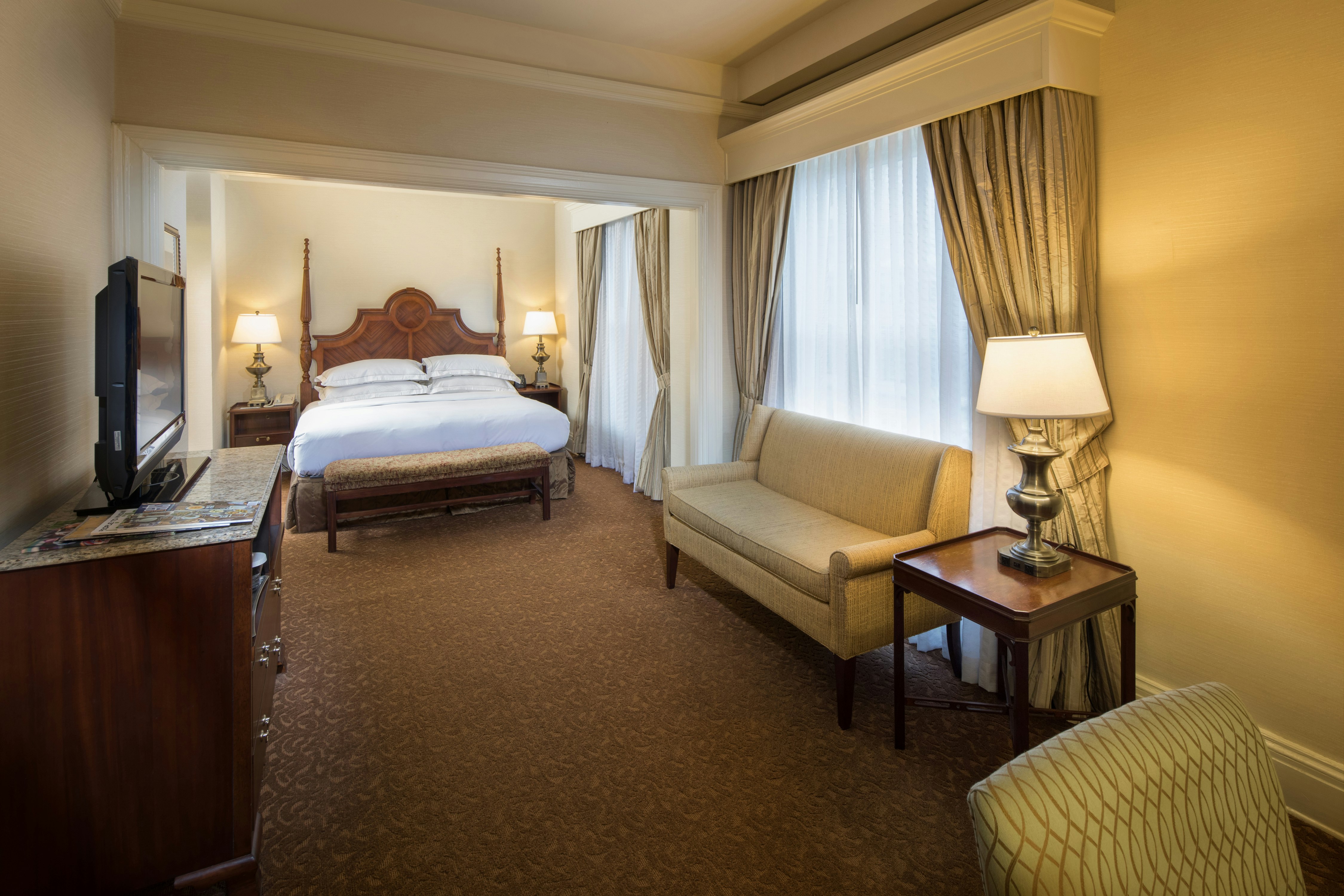 JUNIOR SUITE, KING BED