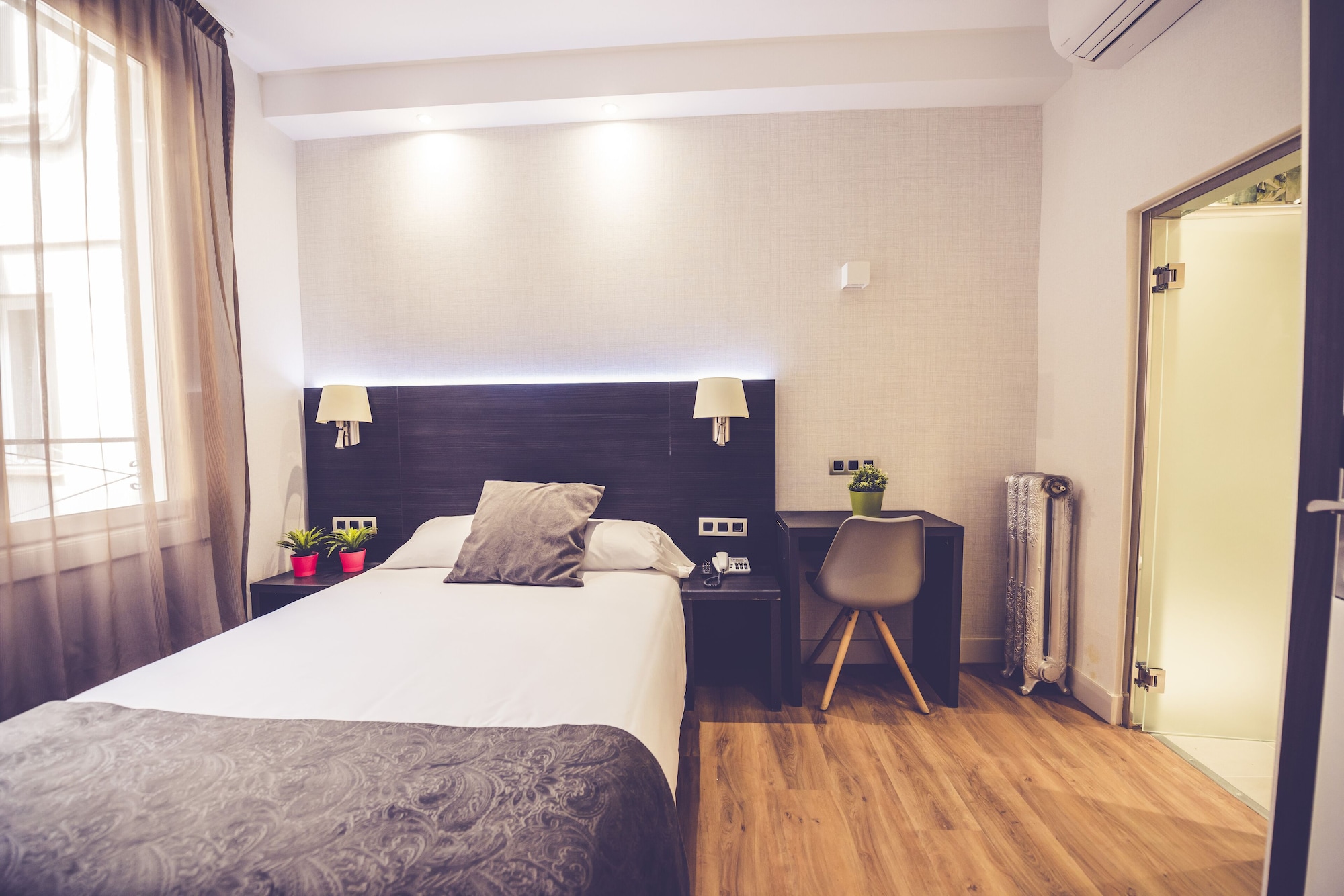 ROOM, SINGLE