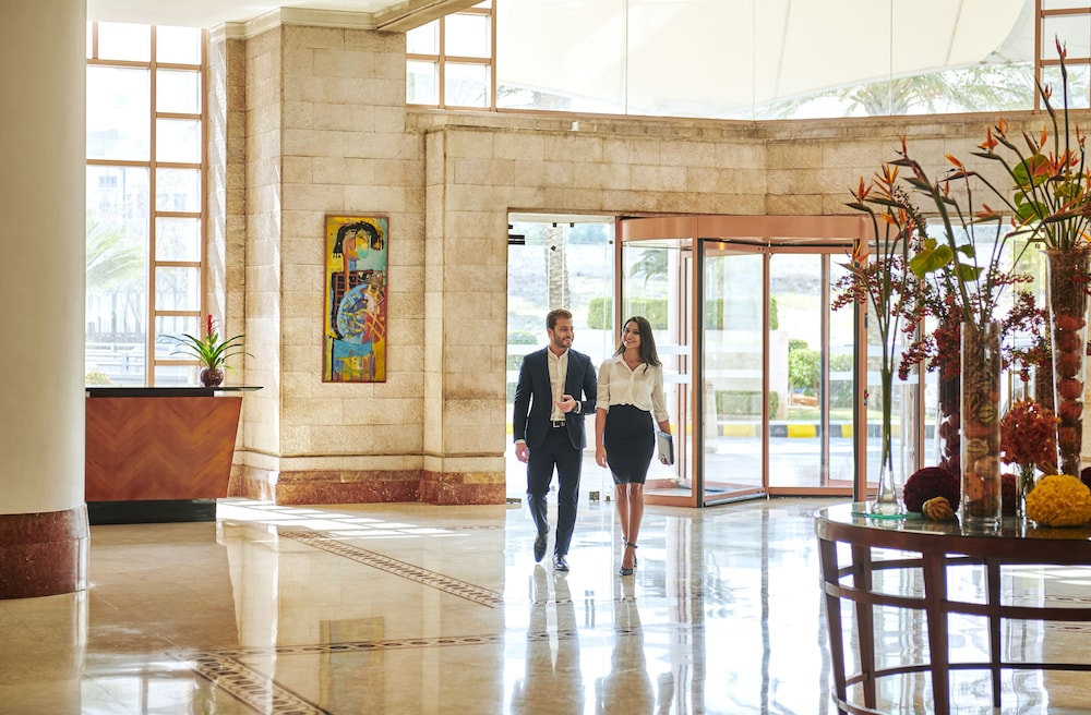 Grand Hyatt 46/76