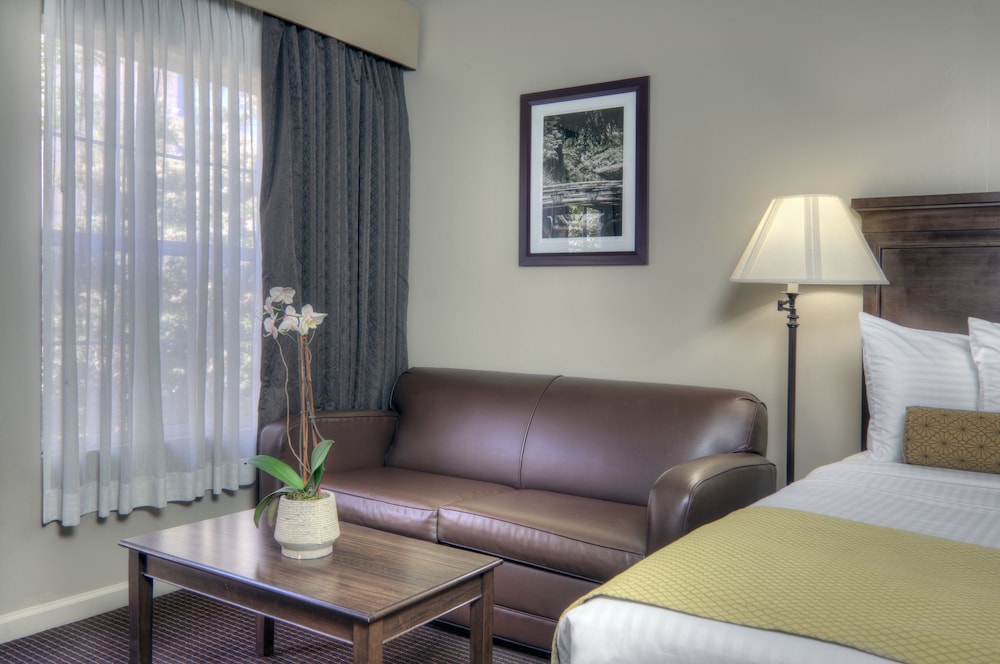 University Park Inn & Suites 26/38