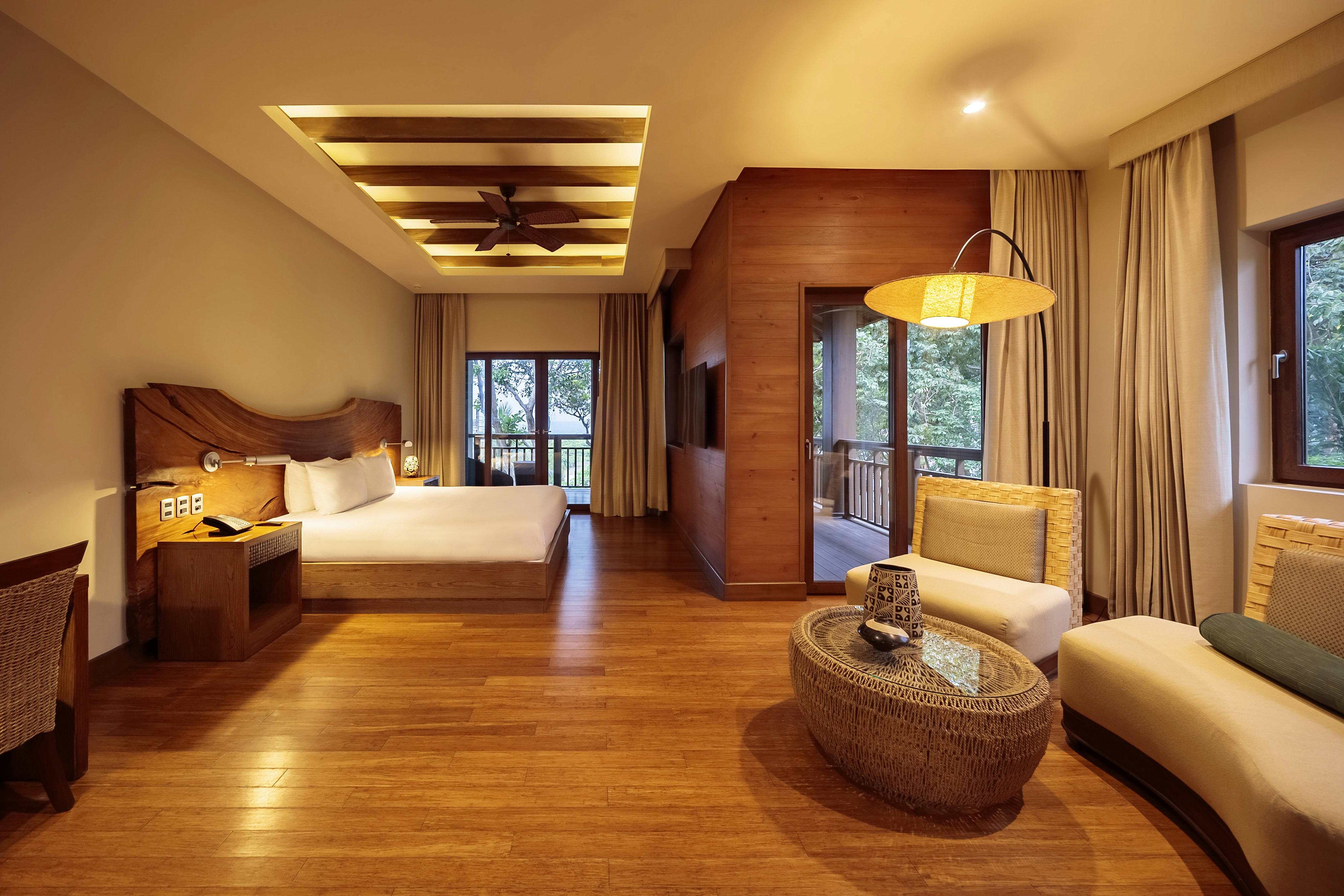 جناح جونيور بسرير كينج بإطلالة على البحر، Indura Beach & Golf Resort Curio Collection by Hilton 2/4