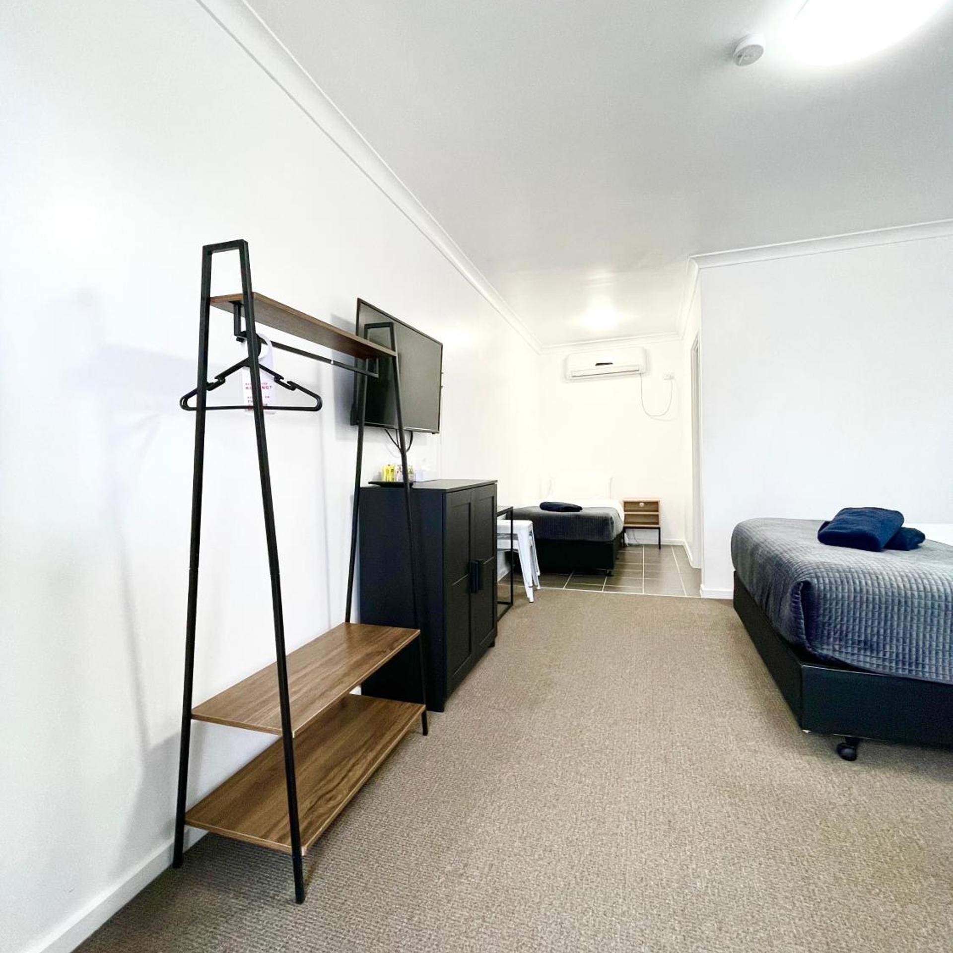 AVENUE MOTEL 26/49