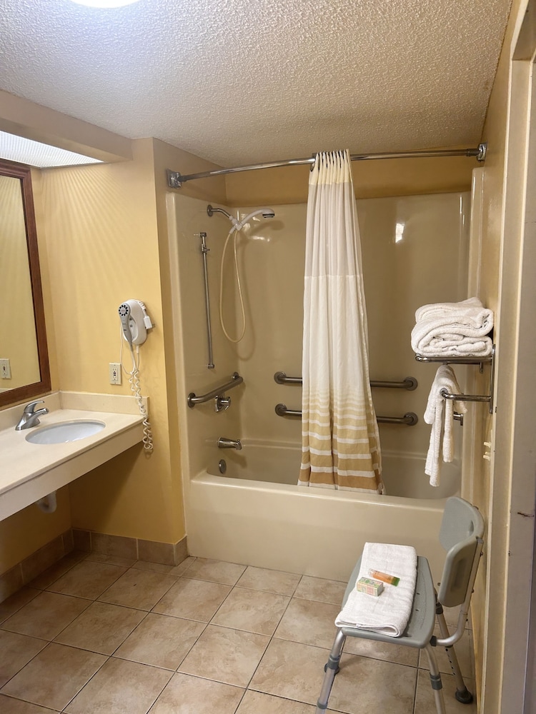 Home Town Inn And Suites 42/47
