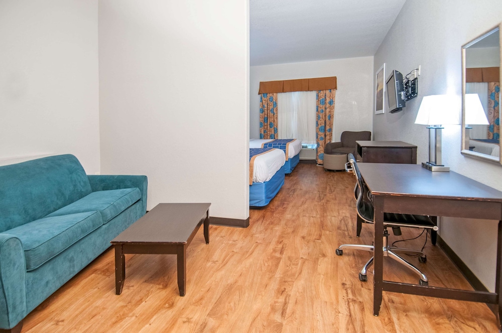 Days Inn & Suites by Wyndham San Antonio near Frost Bank Ctr 24/42