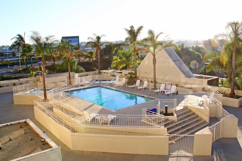LA Crystal Hotel 66/69