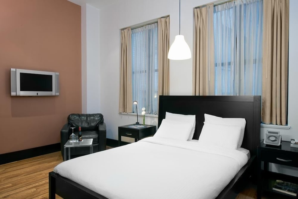 DELUXE, QUEEN BED