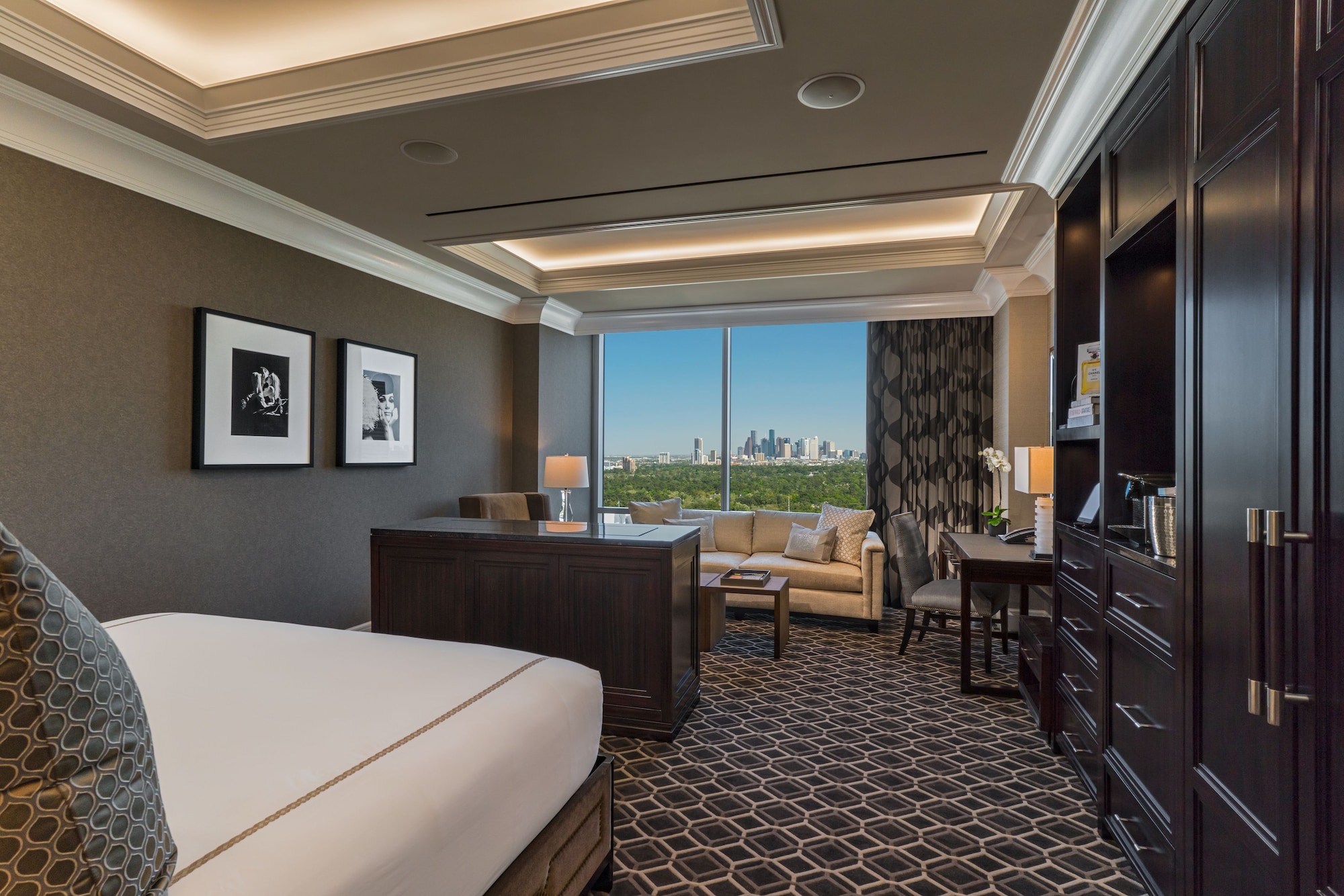 ROOM, KING BED, DOWNTOWN VIEW