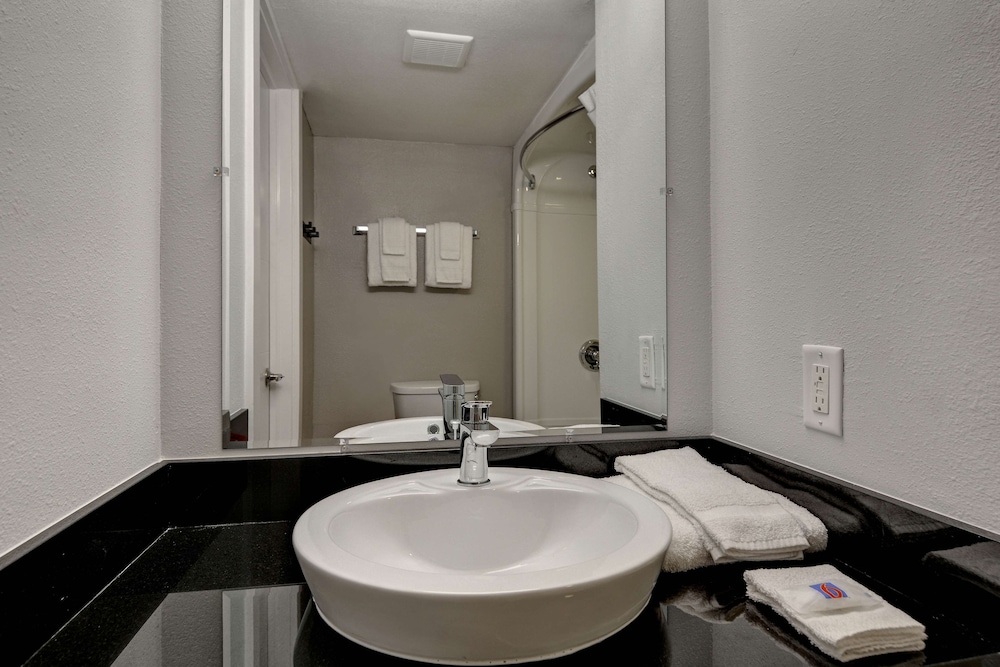 Studio 6 Extended Stay - Jacksonville, FL - Baymeadows 32/36