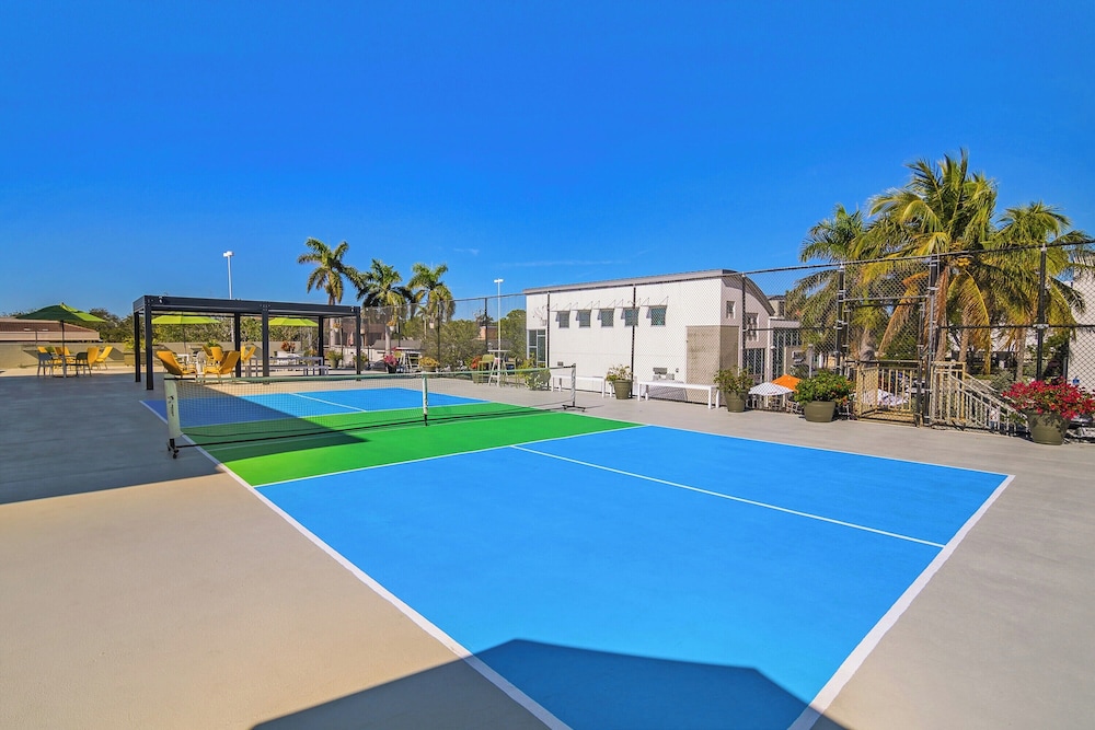 Naples Park Central Hotel 21/50
