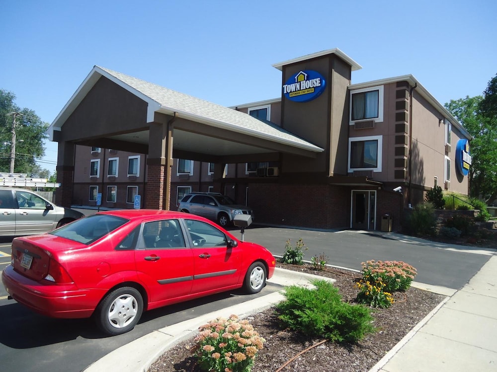 Town House Extended Stay Hotel Downtown 57/64