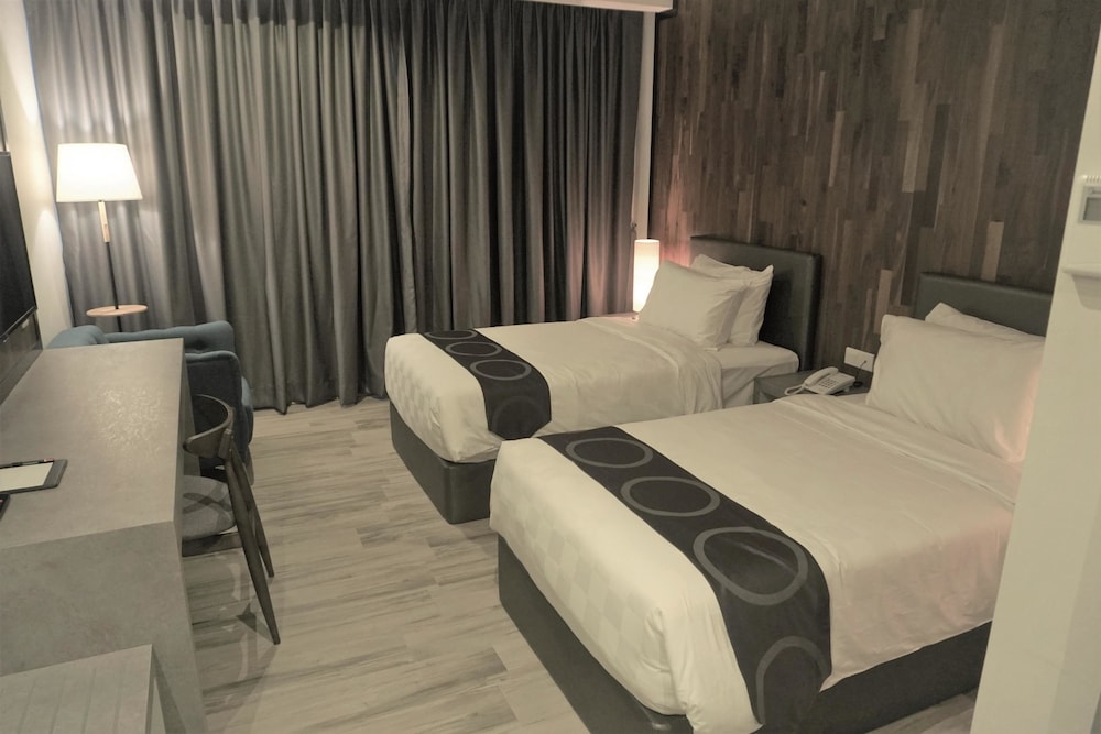 FRAME HOTEL 32/51