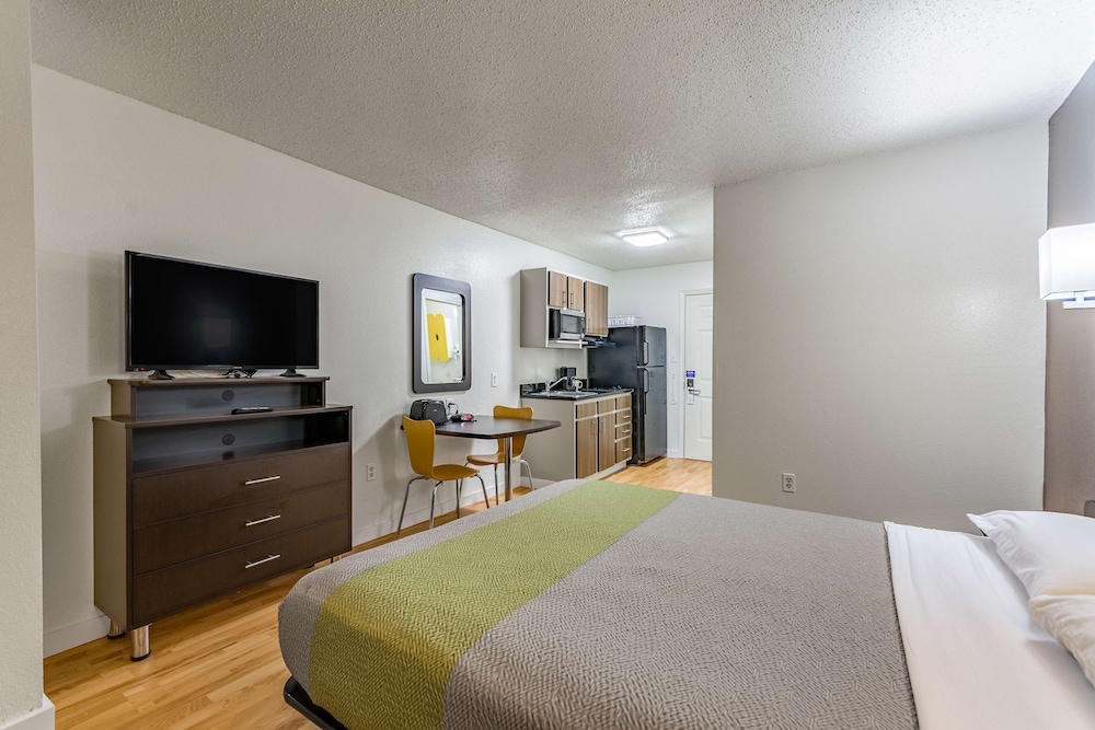 Deluxe, Queen Bed, Kitchenette, Smoking