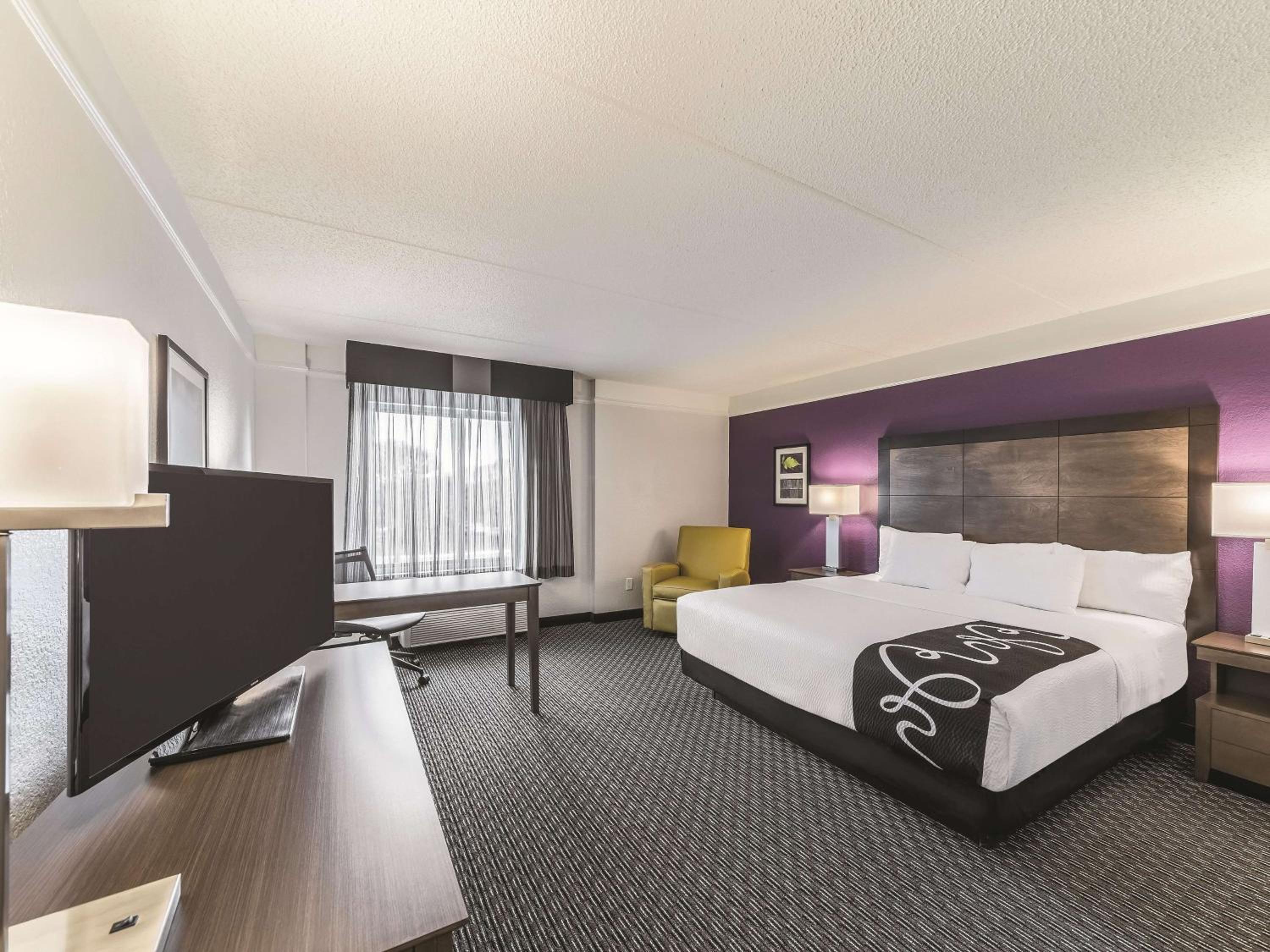 غرفة بسرير كينج بحوض استحمام لذوي الإعاقة، La Quinta Inn & Suites by Wyndham Austin Airport 2/5