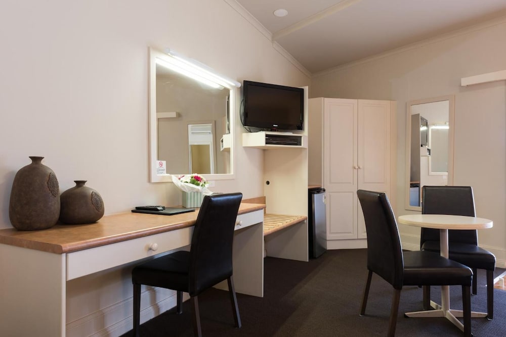 BOWEN INN MOTEL 27/29