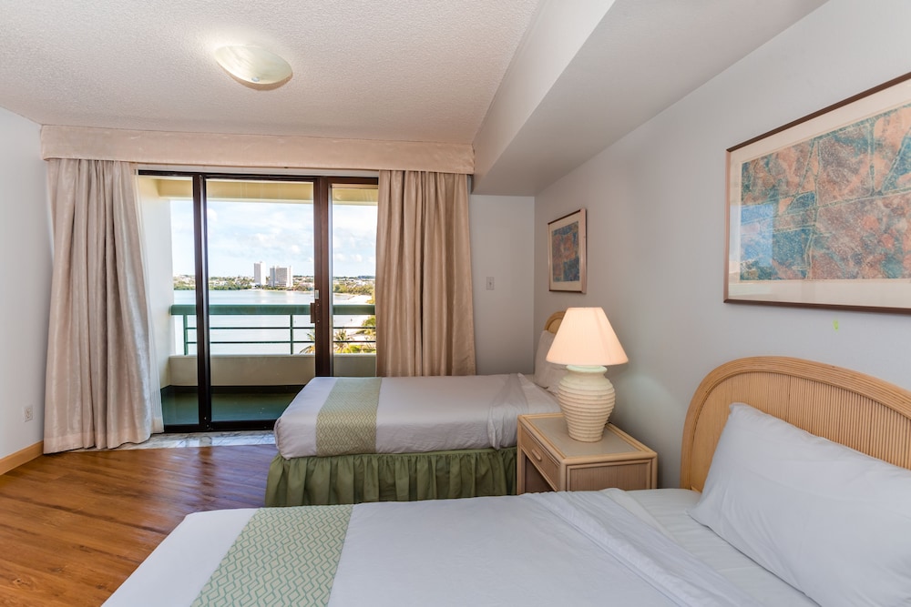 شقة سكنية بانورامية بسرير كينج وسريرين كوين بإطلالة على البحر بـ3 غرف نوم بمطبخ، Alupang Beach Tower 3/5