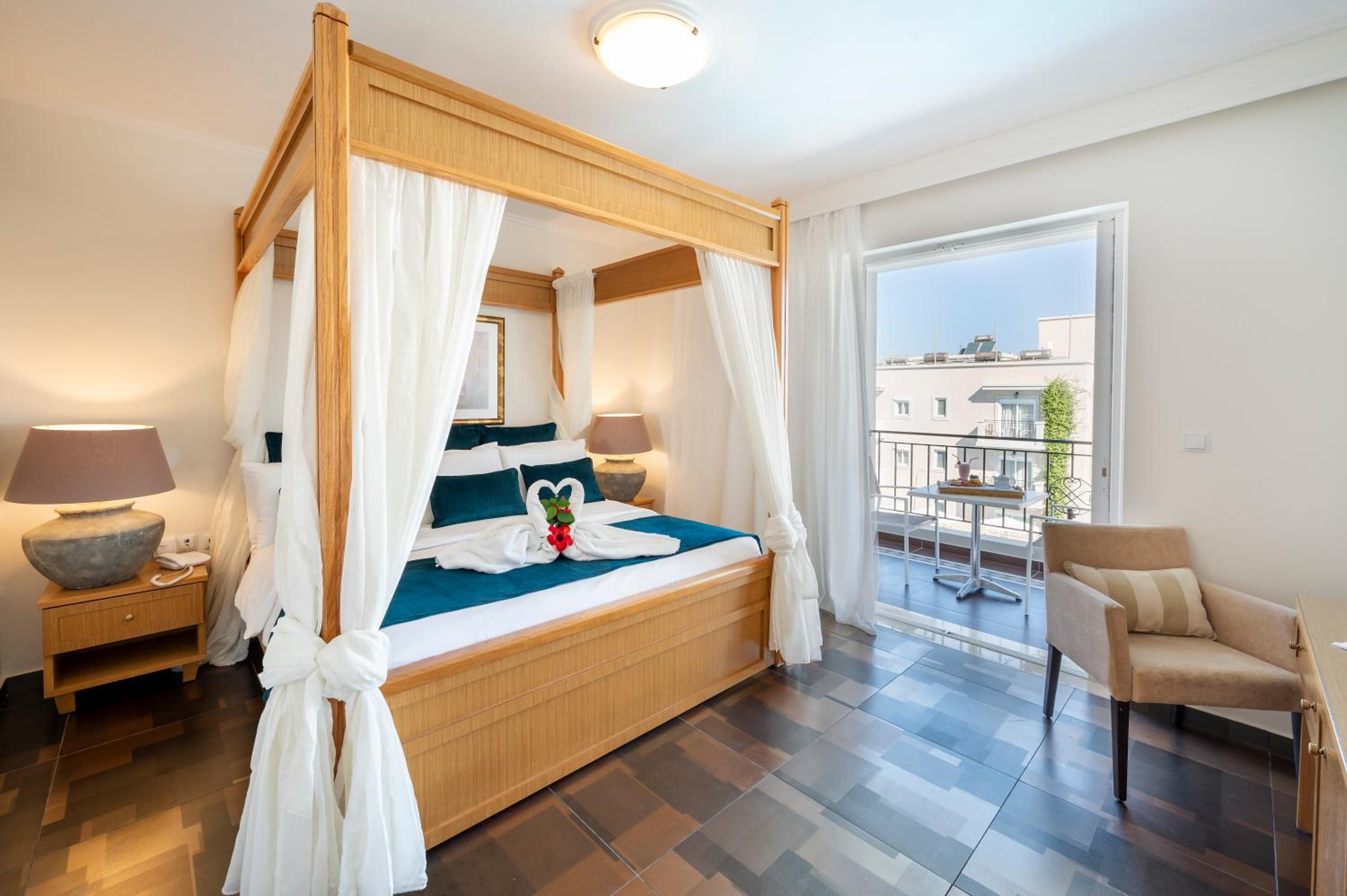SUPERIOR, SUITE, KING BED