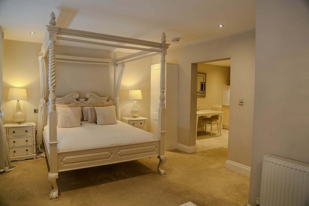 King Bed, Bath and Shower, Kitchen