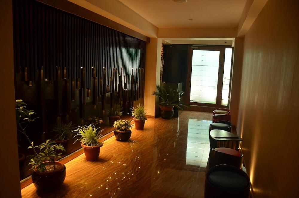 Hotel Aura 12/23