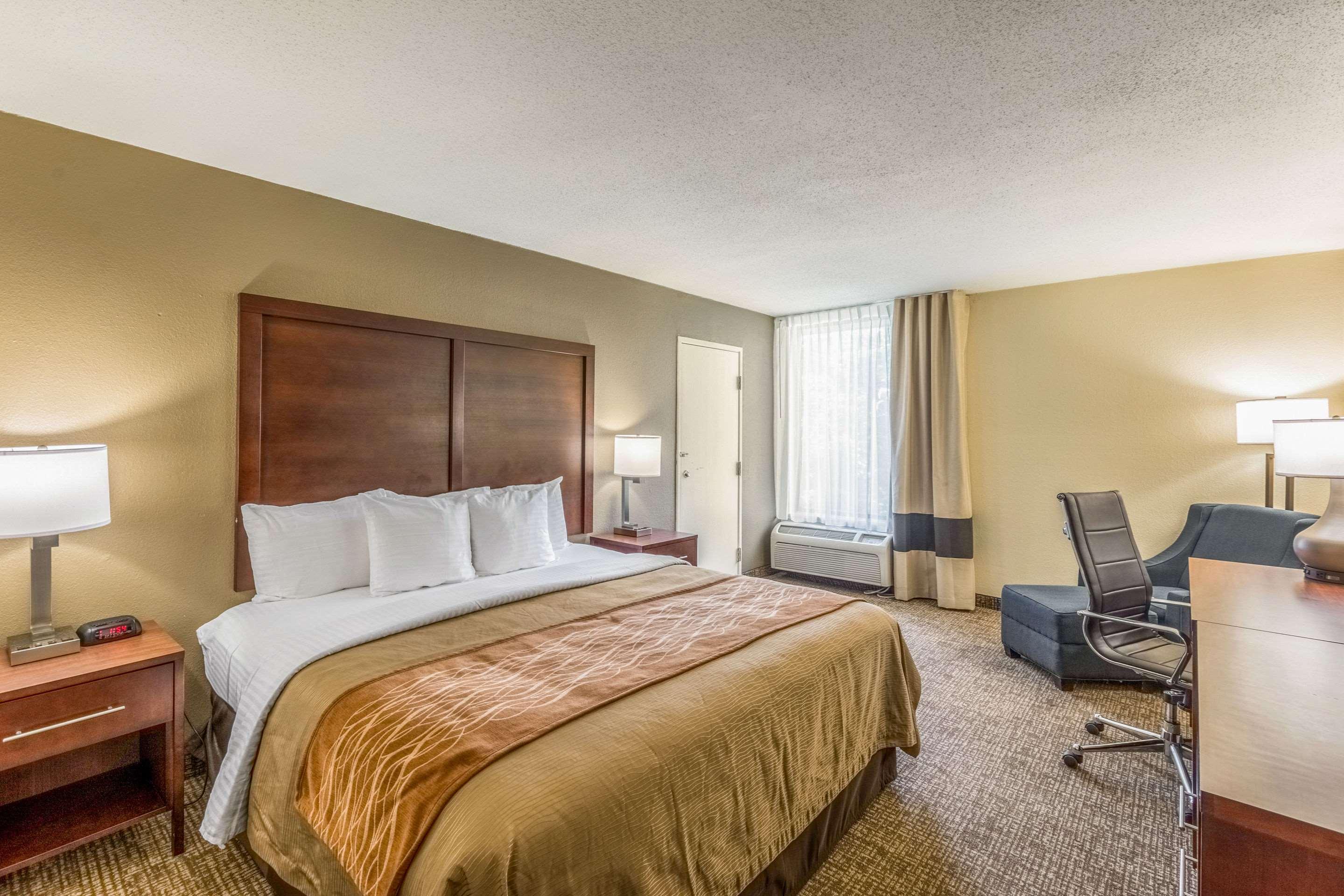 ROOM, KING BED