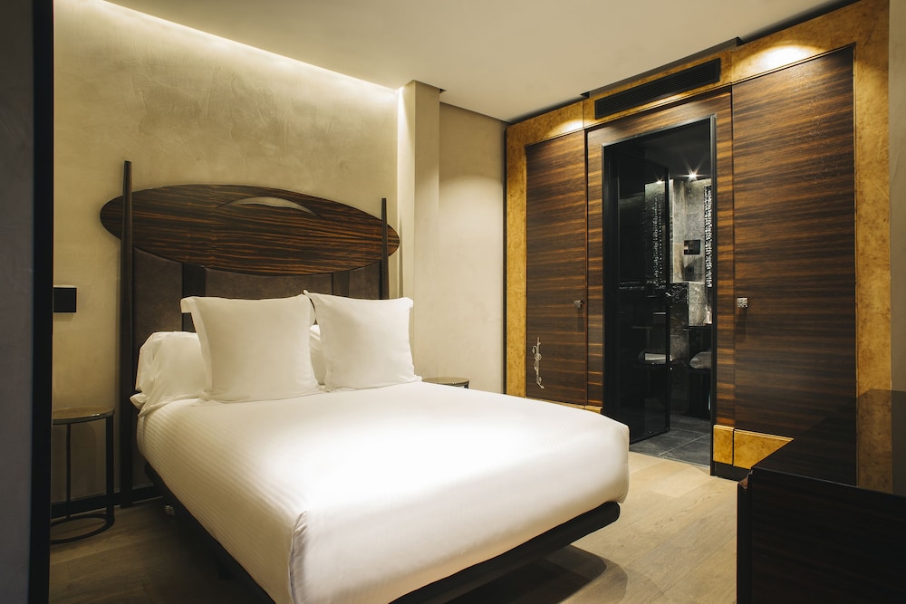 INTERIOR, SINGLE