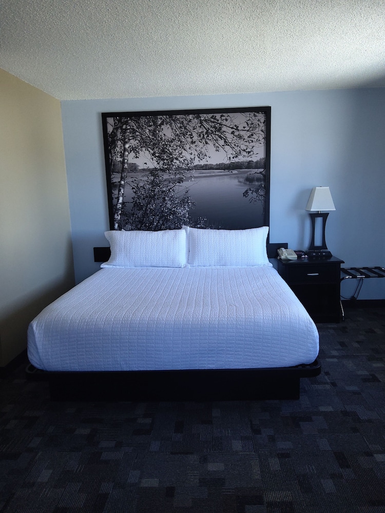 Room, Queen Bed, Super 8 Estherville 5/10