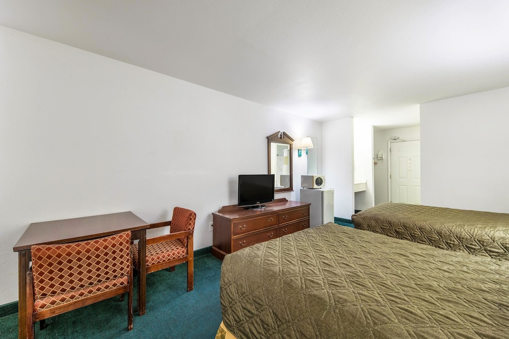 Travelodge by Wyndham Decatur TX 7/39