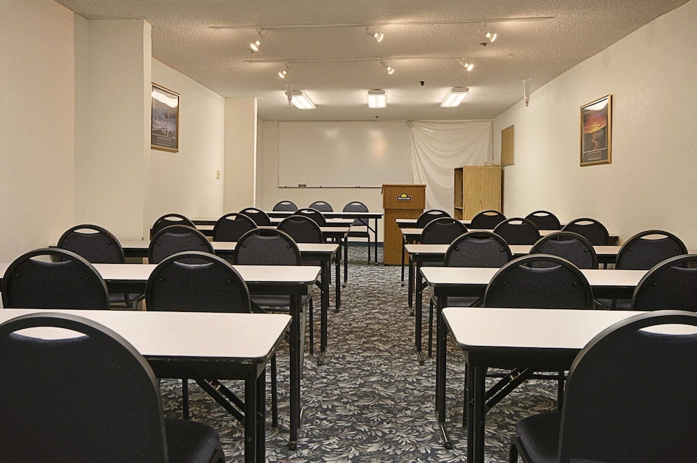 Days Inn By Wyndham Fresno South 33/38