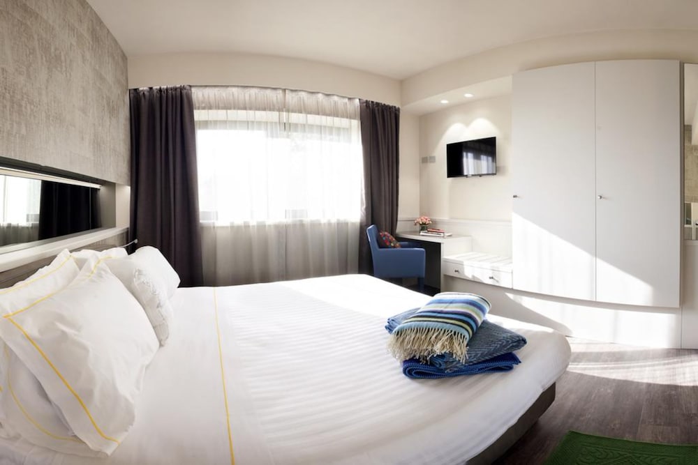SUPERIOR, QUEEN BED
