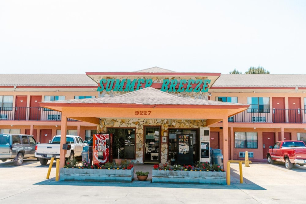 Summer Breeze Motel 8/52
